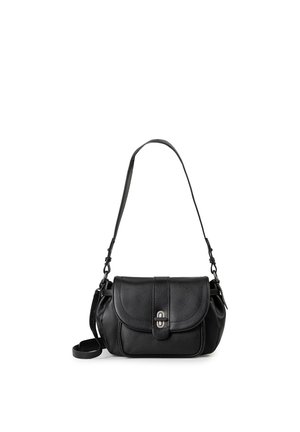 Schwarze Leder-Umhängetasche mit Vorderklappe und silberner Schnalle, verstellbarem Riemen und zusätzlichem langen Riemen, der an der Basis aufgewickelt ist.