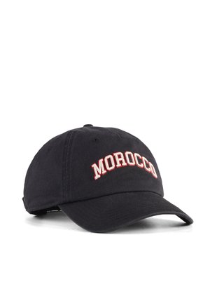Cappellino da baseball nero con visiera curva, ricamato con la scritta "MOROCCO" in lettere maiuscole bianche e rosse sul davanti.