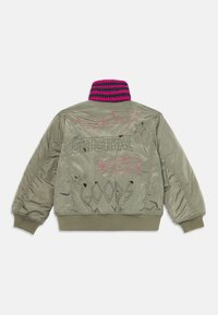 Olivengrøn bomberjakke med broderet tekst og stjerneaccent på ryggen. Ribbet krave i stribet pink og sort. Glat satinstruktur.