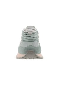 Zapatilla verde claro con parte superior de ante texturizado, paneles de malla y acentos grises. Presenta una suela acolchada y cordones planos.