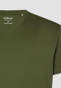 T-shirt à col en V pour homme s.Oliver de couleur vert olive, taille 2XL, avec manches courtes et logo délicatement brodé sur la poitrine.
