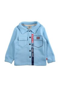 Veste en polaire bleue avec col, deux poches et fermeture à boutons. Présente un texte en rouge et marine ainsi qu'un petit écusson du drapeau britannique sur la poche.