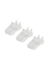 Calcetines blancos hasta el tobillo, con una textura acanalada y puño elástico, organizados en pares con un diseño de punta sin costuras. Material suave.