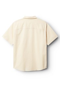 Chemise à manches courtes en beige clair avec un tissu texturé et un col classique ; coupe semi-ample avec un ourlet arrondi et un détail de yoke arrière.