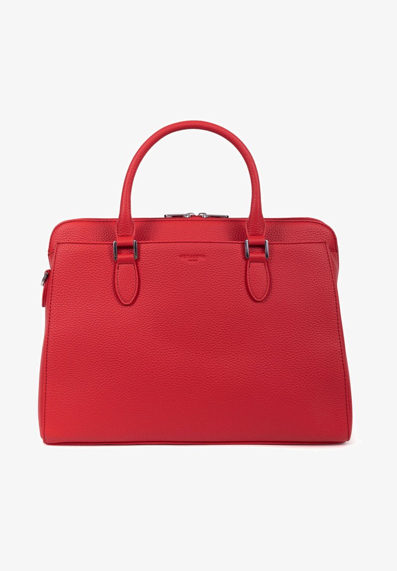 Sac à main structuré rouge en cuir texturé avec deux poignées et des accents en métal. Il dispose d'une fermeture zippée et d'un branding minimal.
