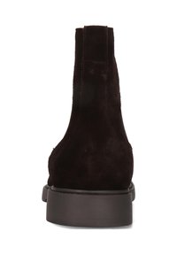 Botas cortas de ante marrón con acabado texturizado, punta redondeada, paneles laterales elásticos y suela plana de goma. Vista trasera centrada en el diseño superior.