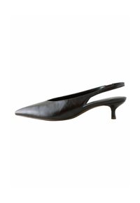 Svart slingback högklackad sko med spetsig tå och medelhög klack, placerad mot en vit bakgrund.