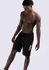 Lonsdale NORMALE PASSFORM FRINGFORD - Tepláky - black