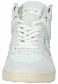 Vita mockasinsneakers med hög skaft, snörning, perforerad tå och guldaccente på tungan. Har en texturerad gummisula.