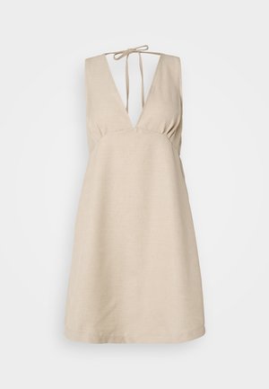Rochie din in bej, cu decolteu adânc în V și curea ajustabilă la spate. Croială în formă de A, țesătură texturată și design fără mâneci.