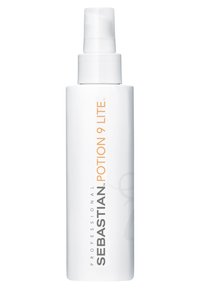 Sebastian Potion 9 Lite, een witte plastic sprayfles, heeft een oranje label met tekst. De fles heeft een pomp spraytop en een gladde textuur.