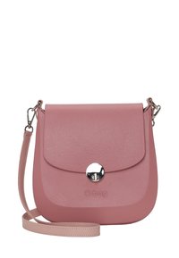 Borsa a tracolla in finta pelle rosa con forma arrotondata, chiusura a pattina, accessori in argento e tracolla regolabile. Presenta un logo impresso sulla parte frontale.