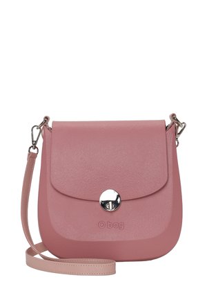 Borsa a tracolla in finta pelle rosa con forma arrotondata, chiusura a pattina, accessori in argento e tracolla regolabile. Presenta un logo impresso sulla parte frontale.