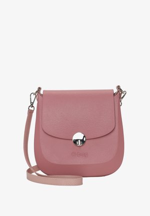 Bolso bandolero rosa de cuero sintético con forma redondeada, cierre de solapa, herrajes plateados y correa ajustable. Presenta un logo en relieve en la parte frontal.