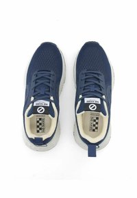 Baskets de sport navy avec un dessus en maille texturée, fermeture à lacets et semelle blanche mouchetée. Une languette à l'arrière facilite l'enfilage.