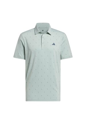 Polo de manga corta color verde claro con pequeños patrones oscuros en forma de cruz y un logotipo triangular azul marino en el pecho izquierdo.
