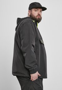 Urban Classics Ulkoilutakki - black