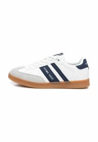 Scarpe da ginnastica bianche con strisce blu navy e accenti in suede grigio. Presentano una suola in gomma e un design con lacci per una vestibilità sicura.