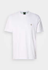 T-shirt en coton blanc avec col rond, manches courtes et petit logo brodé sur la poitrine. Texture lisse et coupe classique.