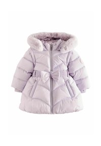 Cappotto puffo lilla con cappuccio bordato di pelliccia, zip frontale e dettaglio a fiocco in vita. Presenta linee trapuntate e due tasche laterali.