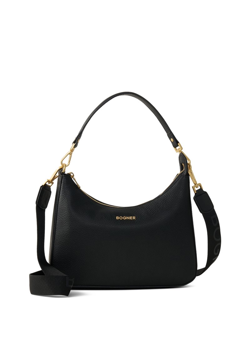 Bolso de piel negra con acabado texturizado, herrajes dorados, cierre de cremallera y una correa para el hombro desmontable con un logo.