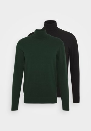 Zwei Rollkragenpullover, einer dunkelgrün und einer schwarz, aus einem glatten Stoff gefertigt, mit langen Ärmeln und gerippten Bündchen.