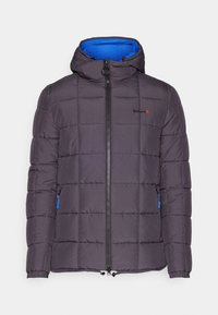 Ciemnoszara pikowana kurtka z niebieską podszewką, zamkiem błyskawicznym z przodu oraz bocznymi kieszeniami z niebieskimi zamkami. Pikowany wzór i kaptur.