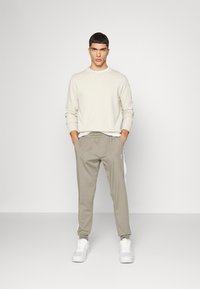 Fila REMOND TRACK PANTS - Calças de fato de treino - overland trek/bright white