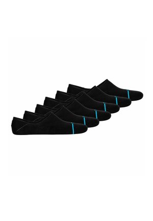 Sieben Paar schwarze No-Show-Socken mit einem kleinen blauen Streifen nahe der Zehen, angeordnet in einer versetzten Reihe auf weißem Hintergrund.