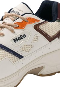 Scarpa sportiva bianca con pannelli in rete, dettagli arancioni e blu navy, e lacci beige. Presenta materiali testurizzati e una suola imbottita per il comfort.