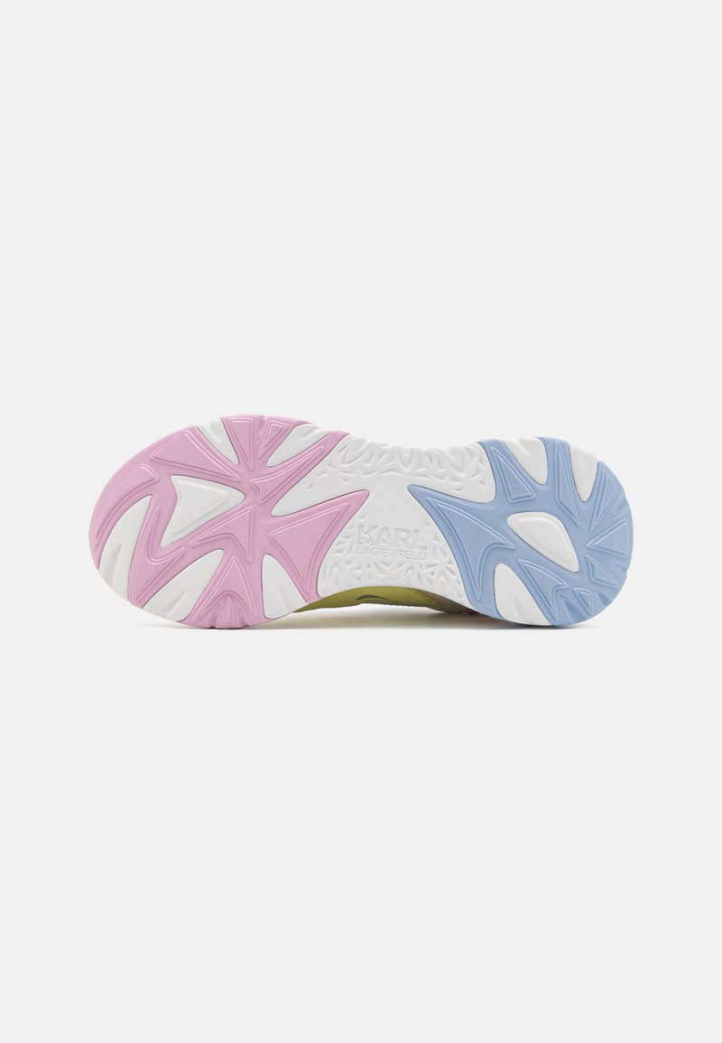 Sohle des Schuhs mit einer strukturierten weißen Basis und pinken sowie blauen Gummielementen. Auffälliges geometrisches Profilmuster für besseren Halt.