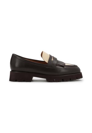 Tumepruun nahast loafer paksu tallaga, peal kerge nahadetail ja dekoratiivne lipp nööri peal.