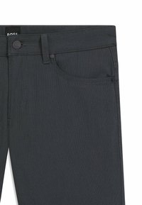 Mörkgrå denimjeans med knappstängning, fem fickor, subtil textur och en logotag vid midjan.