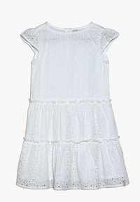 Biała bawełniana sukienka z ażurowym wzorem, krótkimi falbanowymi rękawami, warstwową spódnicą i marszczonymi detalami w talii. Czyste, teksturowane wykończenie tkaniny.