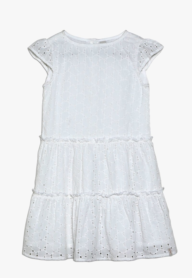 Biała bawełniana sukienka z ażurowym wzorem, krótkimi falbanowymi rękawami, warstwową spódnicą i marszczonymi detalami w talii. Czyste, teksturowane wykończenie tkaniny.