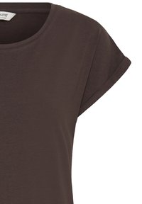 T-shirt marron foncé à manches courtes avec un col rond et un détail de manche repliée sur fond blanc.