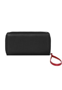 Cartera de cuero negro con cierre de cremallera, que presenta una superficie texturizada y una correa de muñeca roja para facilitar el transporte.