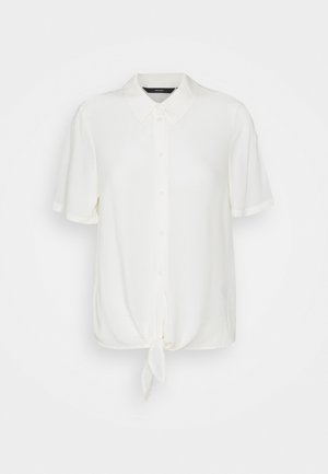 Witte korte mouwen blouse met een kraag, voorzien van een knoopsluiting aan de voorkant en een gordeldetail in de taille. Gemaakt van glad, lichtgewicht stof.