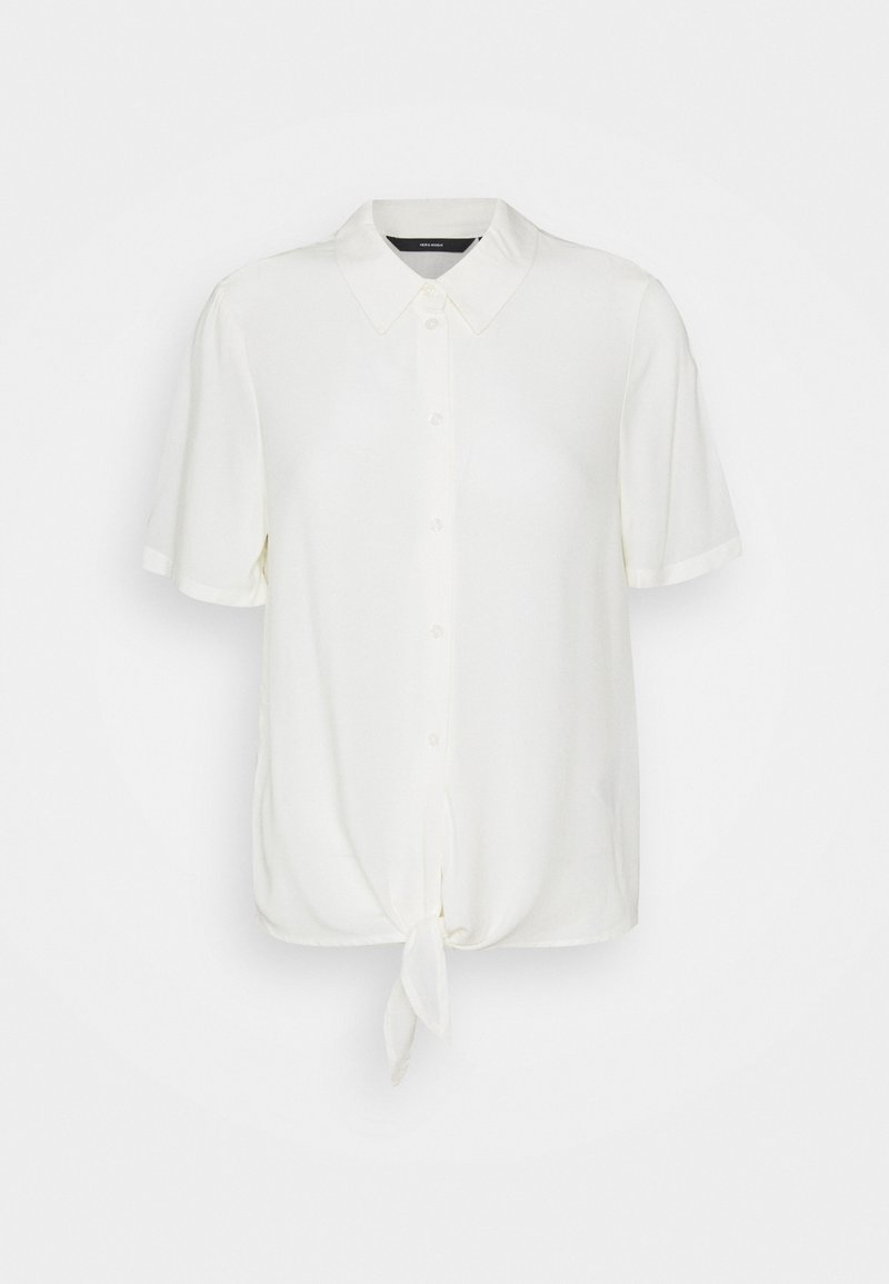 Blouse blanche à manches courtes avec col, dotée d'une fermeture à boutons sur le devant et d'un détail de taille nouée. Confectionnée en tissu lisse et léger.