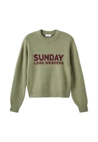 Zeleni pleteni pulover s okruglim izrezom, na kojem se nalazi natpis "SUNDAY LONG WEEKEND" u burgundiji. Mekana tekstura i opušteni kroj.