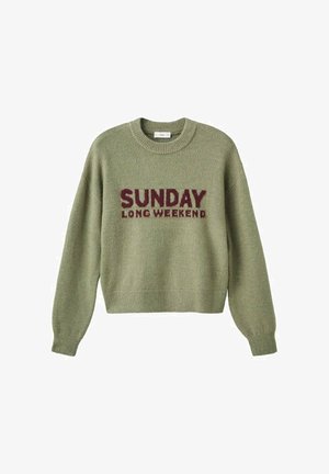 Zelený pletený sveter s okrúhlym výstrihom, na ktorom je nápis "NEDĹA DOLHÝ VÍKEND" v vínovej farbe. Jemná textúra a voľný strih.