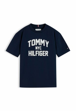 Navyblå kortærmet T-shirt med "TOMMY NYC HILFIGER" hvid tekst på fronten og lille Tommy Hilfiger flaglogo på venstre ærme.