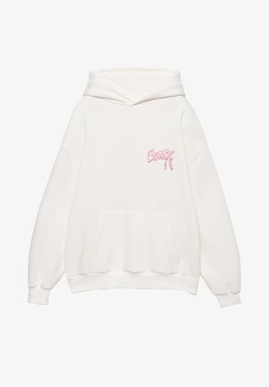 Biała bluza z kapturem, z kieszenią z przodu i małym różowym logo na lewej piersi z napisem „Sugar.”