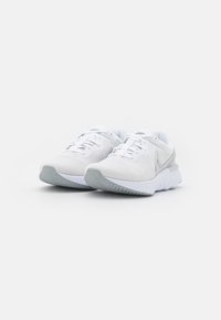 Nike Performance REACT MILER 3 - Sapatos para corrida em estrada - white/pure platinum