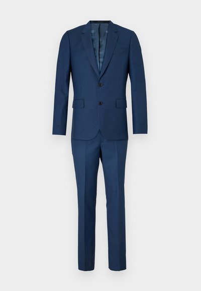 Costume bleu marine composé d'une veste ajustée avec revers et deux boutons, assortie à un pantalon à jambes droites ; tissu texturé avec un motif subtil.