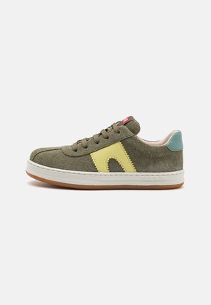 Baskets en daim vert avec des accents en cuir jaune, bout rond, semelle blanche et semelle en caoutchouc brun. Présente un détail gris à l'arrière et un système de laçage.