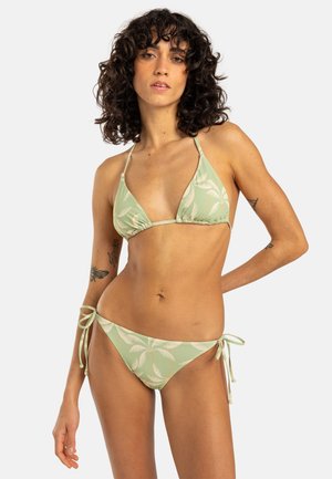 Grünes Bikini-Set mit einem triangelförmigen Oberteil und seitlichen Bindebändern, das ein Palmenblattmuster aufweist. Weiches Material und leichtes Design.