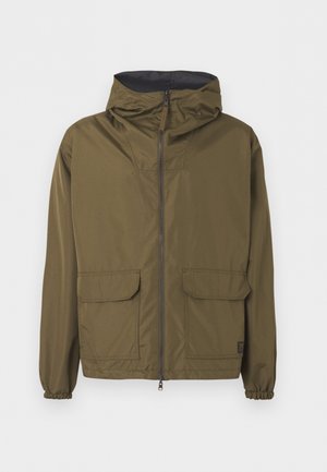 Geacă verde măslinie cu glugă, fermoar frontal, două buzunare cu clapetă și manșete elastice, prezentată pe fundal alb.