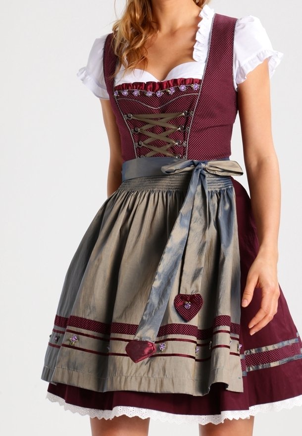 Robe dirndl traditionnelle avec un corsage bordeaux à lacets, un chemisier blanc et une jupe grise ornée de motifs floraux et d'un motif en forme de cœur.