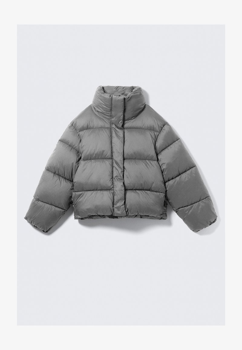 Veste courte en duvet grise avec un col haut, présentant des sections matelassées carrées et une fermeture à l'avant. Texture lisse et légère.